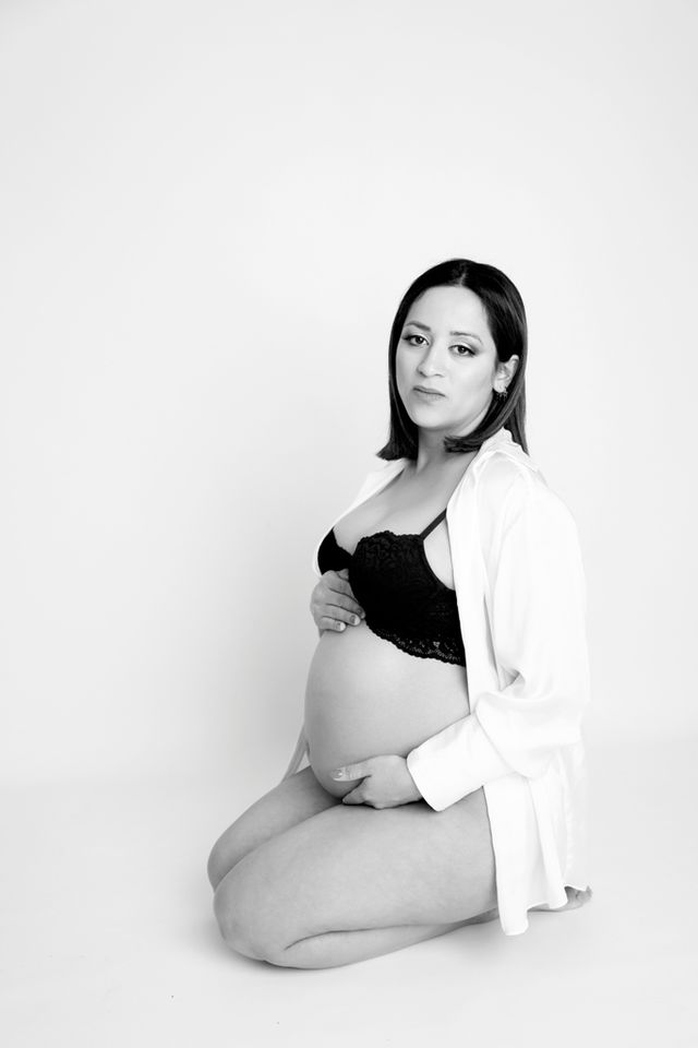 foto en blanco y negro en estudio de mujer embarazada